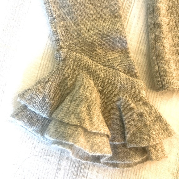 Ralph Lauren Black Label Cashmere V-Neck Sweater with ruffle sleeves. - Picture 8 of 8